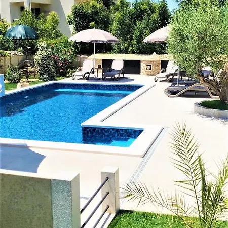 Engel With Pool Porec