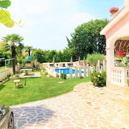 Engel With Pool Apartment Porec