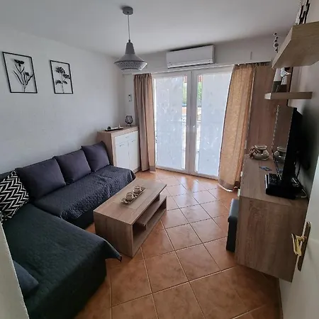 Engel With Pool Apartment