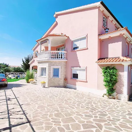 Engel With Pool Porec