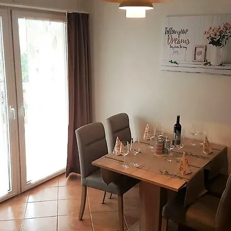 Engel With Pool Apartment