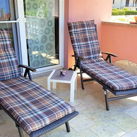 Engel With Pool Apartment