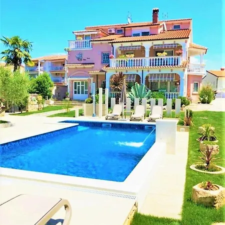 Engel With Pool Poreč