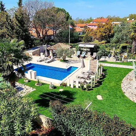 Engel With Pool