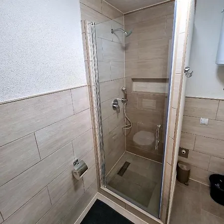 Engel With Pool * 波雷奇