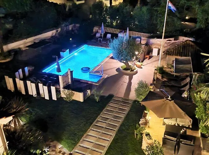 Engel With Pool Apartman Poreč