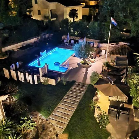 Engel With Pool Apartamento Poreč