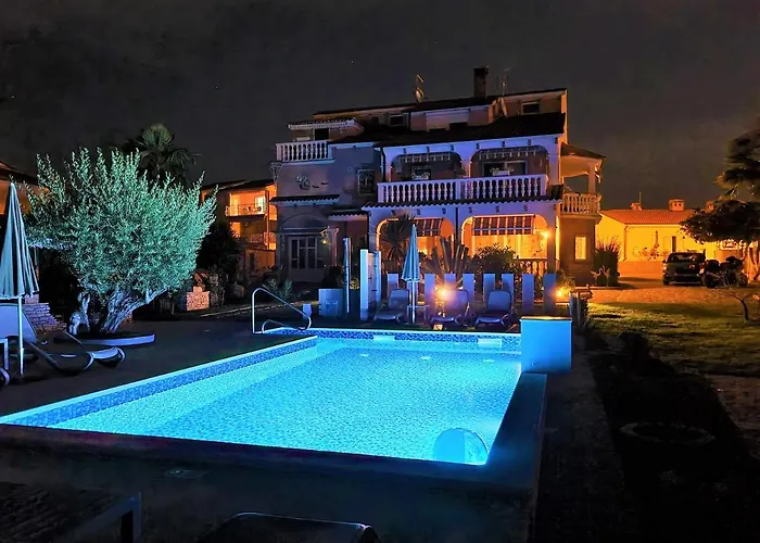 Engel With Pool