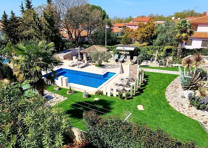 Engel With Pool
